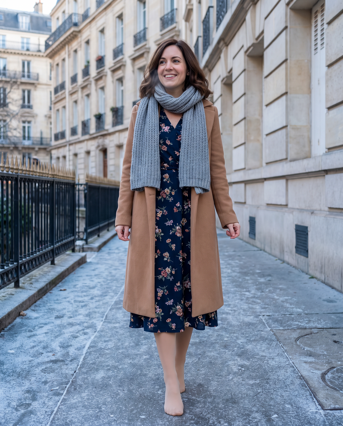 Après : en robe dans la rue un matin d'hiver, jambes en collant effet peau