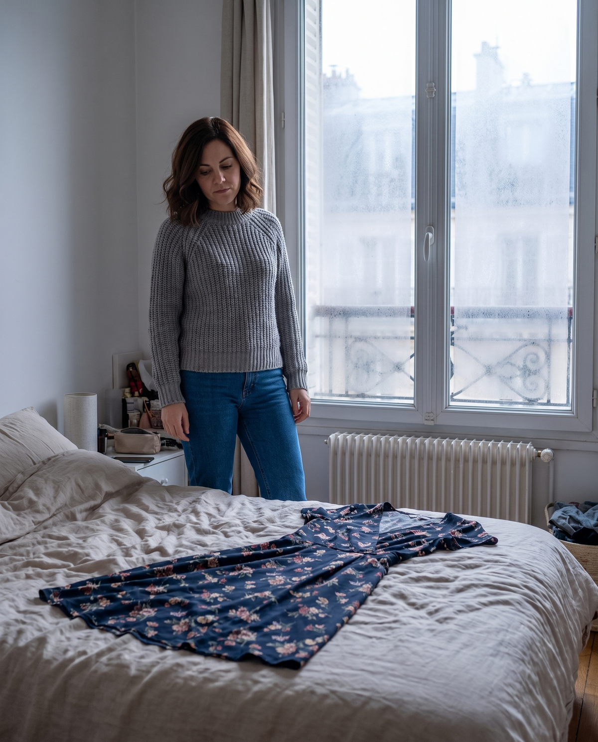 Avant : en jean devant sa robe posée sur le lit, un matin d'hiver