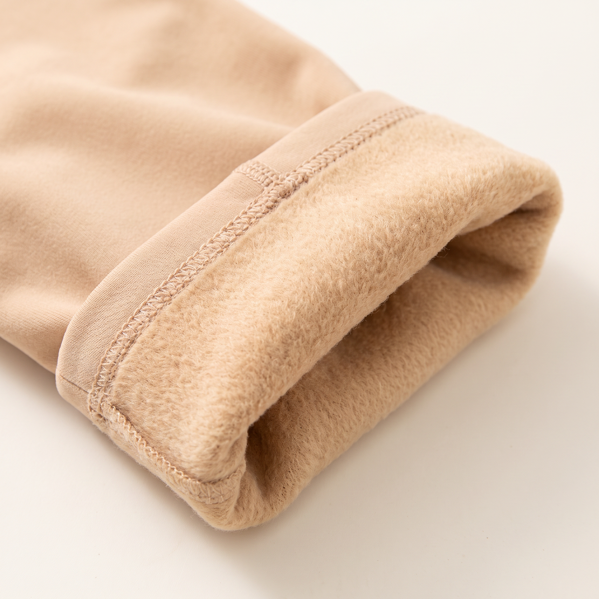Gros plan sur les deux couches du collant : voile effet peau et doublure polaire
