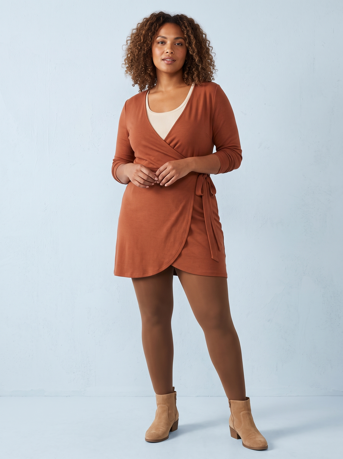 Silhouette taille L en robe portefeuille et collant teinte coffee