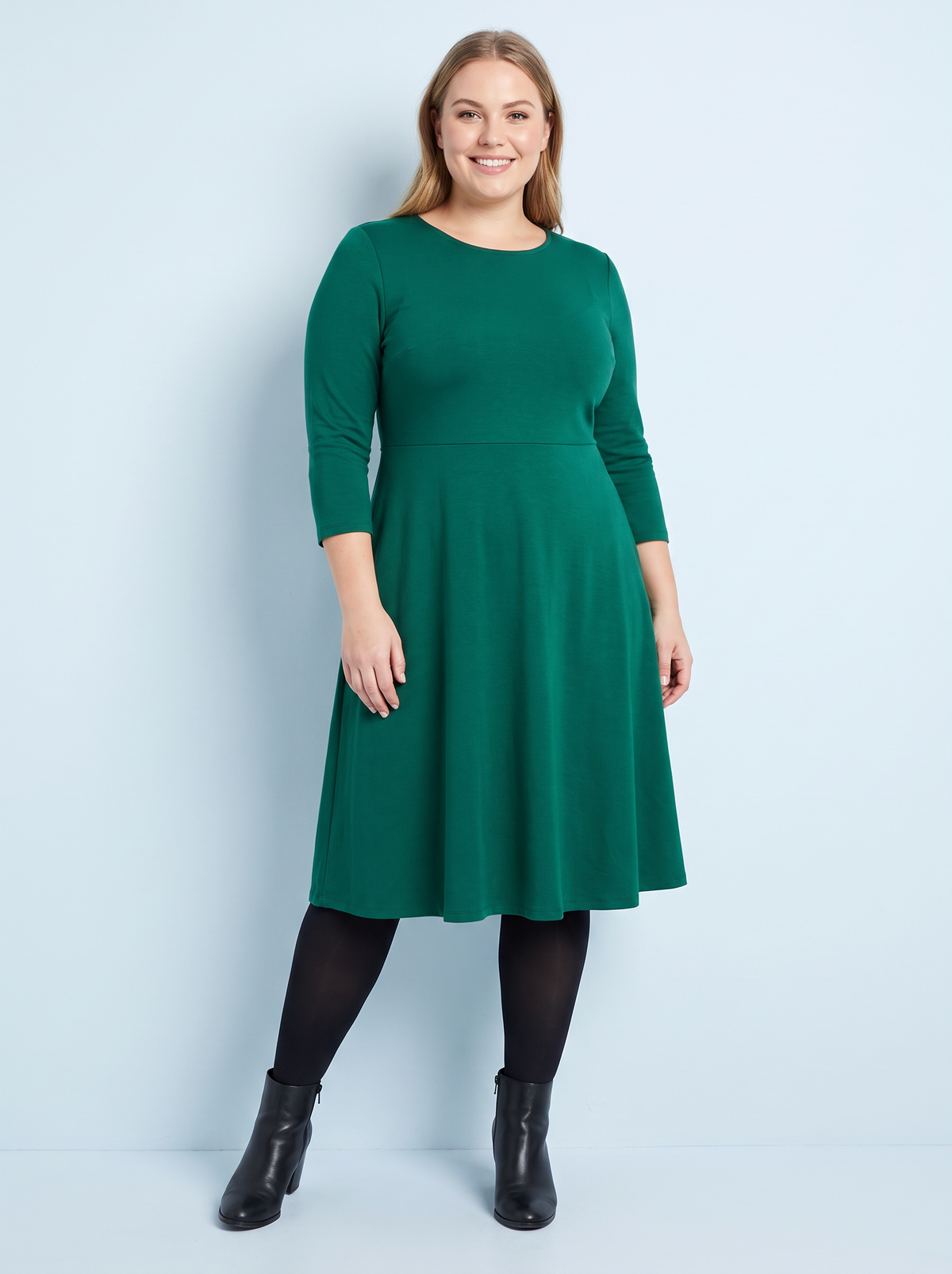 Silhouette taille XL en robe verte et collant polaire noir